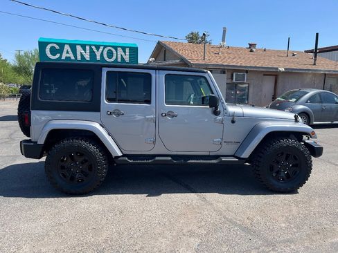 Used 2018 Jeep Wrangler Unlimited Sahara w/ Connectivity Group AWD/4WD image 3