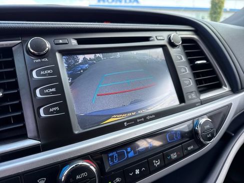 Used 2018 Toyota Highlander XLE AWD/4WD image 22