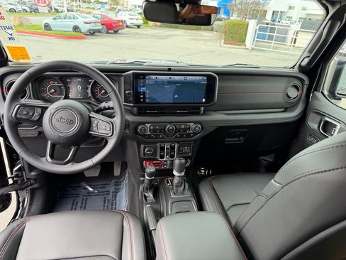 Used 2025 Jeep Wrangler Unlimited Rubicon AWD/4WD image 14