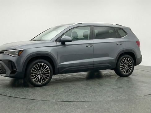 Used 2025 Volkswagen Taos SE image 3