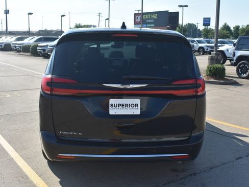 Used 2023 Chrysler Pacifica Touring-L FWD image 6