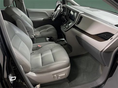 Used 2017 Toyota Sienna XLE image 16