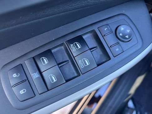 Used 2018 Jeep Cherokee Limited w/ Technology Group image 17