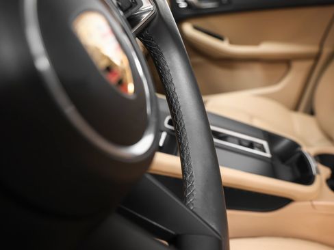 Certified 2023 Porsche Macan AWD/4WD image 33