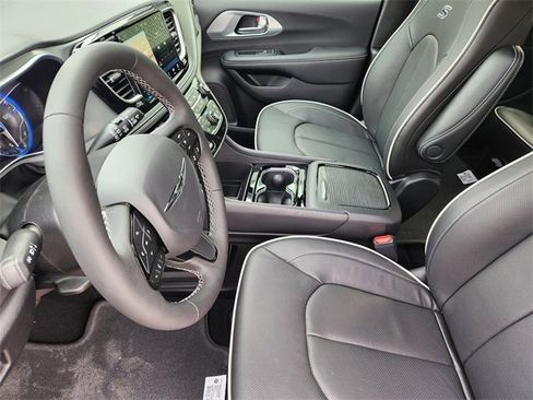 New 2026 Chrysler Pacifica Limited w/ Uconnect Theater Family Group image 9