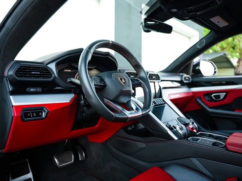 Used 2021 Lamborghini Urus AWD/4WD image 34