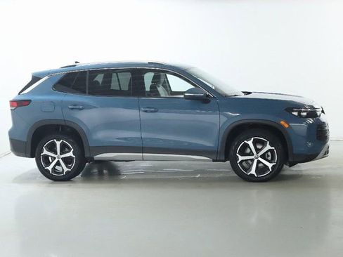 Used 2025 Volkswagen Tiguan SE AWD/4WD image 11