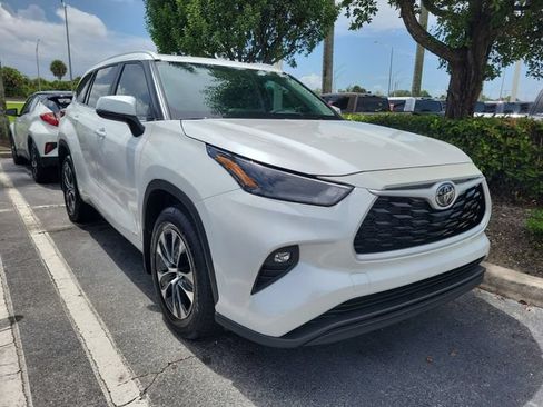 Used 2026 Toyota Highlander XLE AWD/4WD image 2