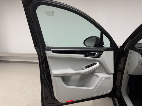 Certified 2026 Porsche Macan AWD/4WD image 31