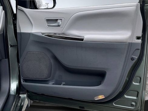 Used 2020 Toyota Sienna XLE w/ XLE Navigation Package image 18