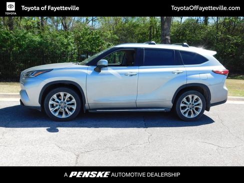 Used 2022 Toyota Highlander Limited image 2