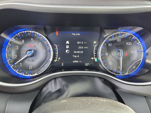 Used 2024 Chrysler Pacifica Touring-L FWD image 16