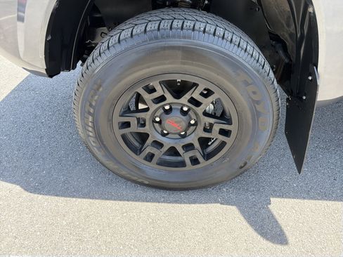 Used 2018 Toyota Tacoma TRD Sport AWD/4WD image 11