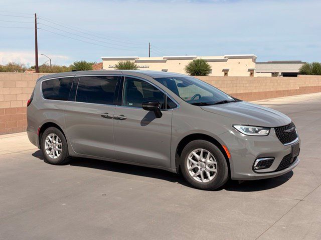 Certified 2025 Chrysler Pacifica Select FWD image 5