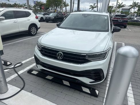 Used 2024 Volkswagen Tiguan SE R-Line FWD image 1