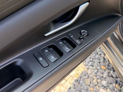 Used 2025 Hyundai Elantra SE FWD image 7