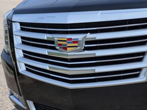 Used 2018 Cadillac Escalade Platinum AWD/4WD image 12