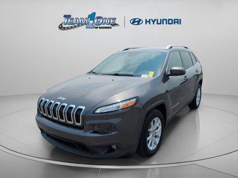 Used 2017 Jeep Cherokee Latitude w/ Comfort & Sound Group FWD image 4