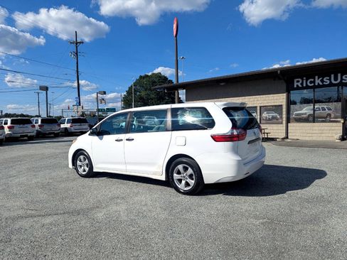 Used 2018 Toyota Sienna L image 9