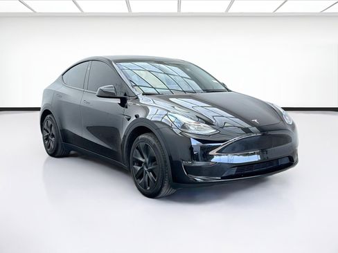Used 2024 Tesla Model Y 2WD image 3