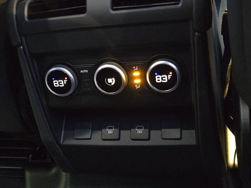 New 2025 Land Rover Defender 110 X-Dynamic SE image 31