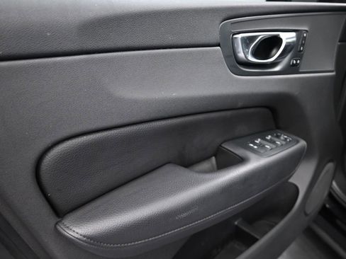 Used 2020 Volvo XC60 T8 Momentum image 11