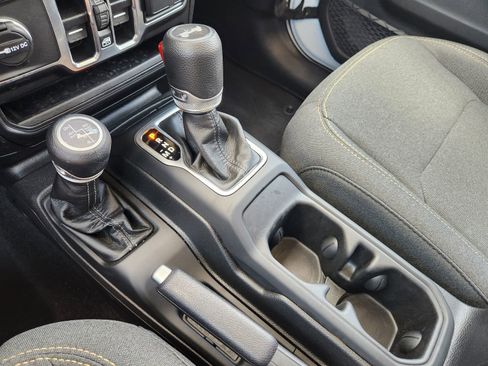 Used 2025 Jeep Wrangler Sahara image 29