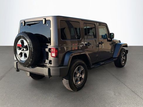 Used 2017 Jeep Wrangler Unlimited Sahara w/ Connectivity Group AWD/4WD image 4