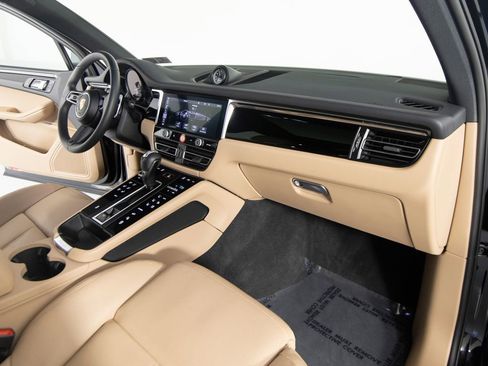 Certified 2025 Porsche Macan AWD/4WD image 28