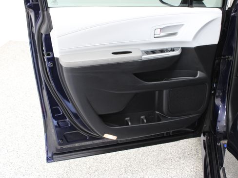 Used 2026 Toyota Sienna XLE FWD image 11