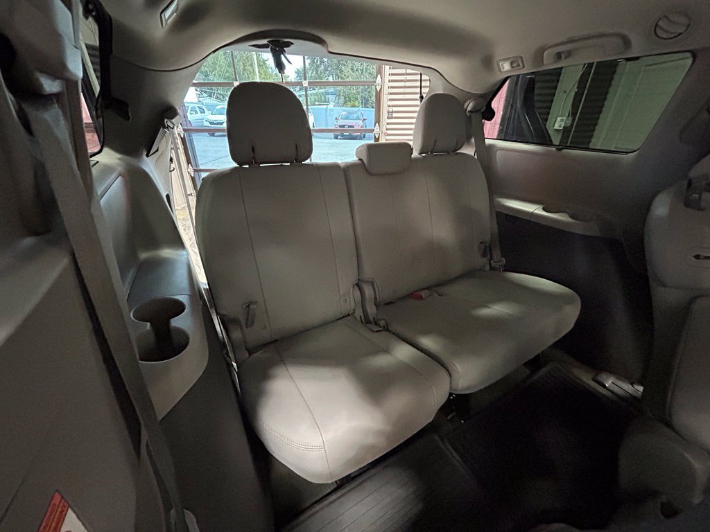 Used 2015 Toyota Sienna XLE FWD image 6
