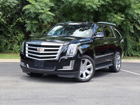 Used 2017 Cadillac Escalade Premium Luxury RWD image 2