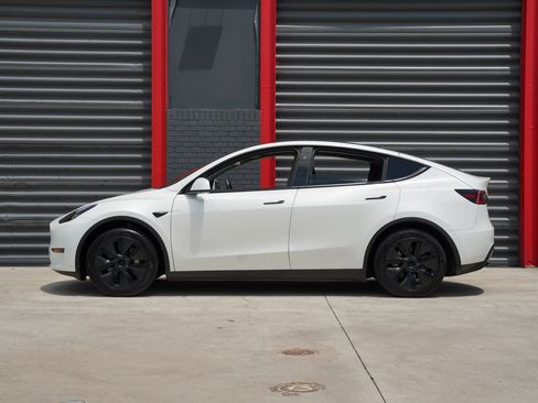Used 2024 Tesla Model Y Long Range RWD image 8