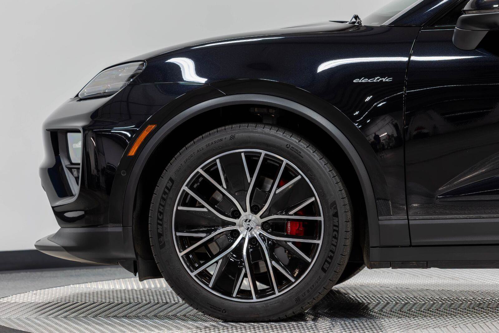 Used 2025 Porsche Macan 4S Electric AWD/4WD image 11