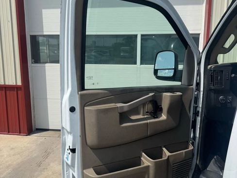 Used 2017 GMC Savana 2500 image 4