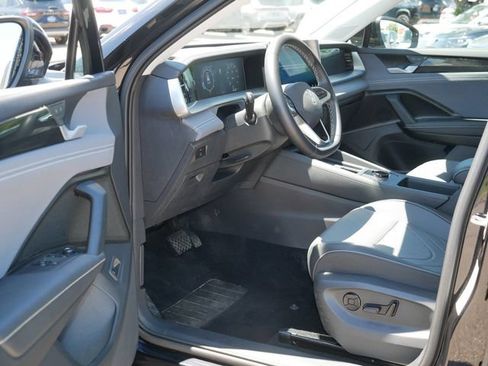 Certified 2025 Volkswagen Tiguan SE AWD/4WD image 12