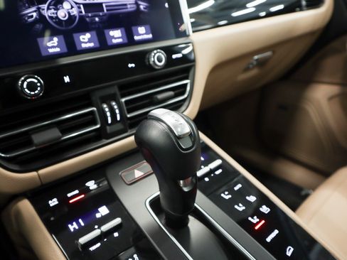 Certified 2022 Porsche Macan image 16