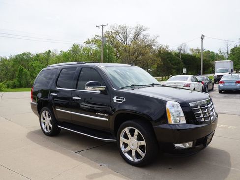 Used 2012 Cadillac Escalade Luxury image 2