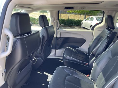 Used 2023 Chrysler Pacifica Limited FWD image 14