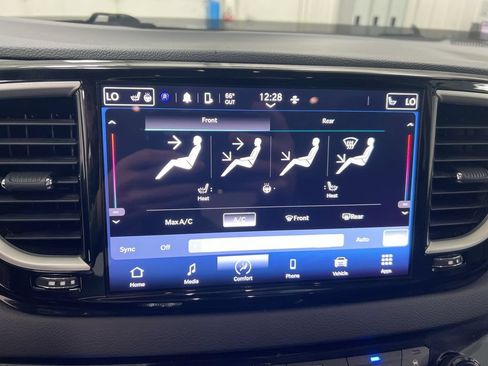 Used 2023 Chrysler Pacifica Touring-L FWD image 16