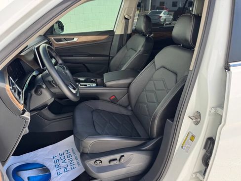 Used 2025 Volkswagen Atlas SE FWD image 18
