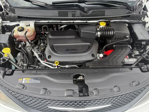 Used 2022 Chrysler Voyager LX FWD image 18
