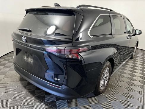 Used 2025 Toyota Sienna XLE FWD image 5