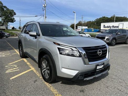 Certified 2022 Nissan Pathfinder SL image 2