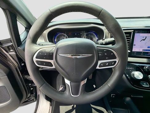 Used 2025 Chrysler Pacifica Select FWD image 12