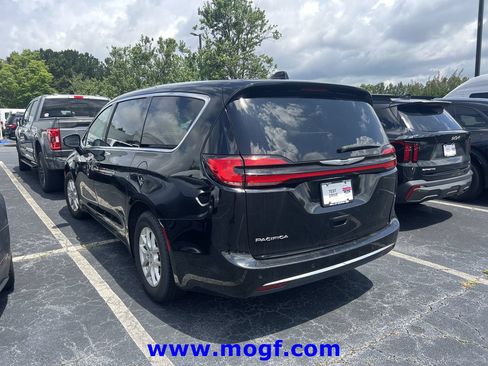 Used 2024 Chrysler Pacifica Touring-L FWD image 2