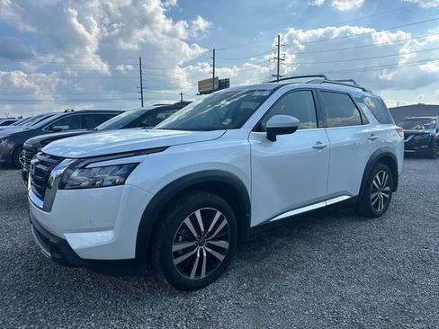 Certified 2025 Nissan Pathfinder Platinum w/ Cargo Package FWD image 31