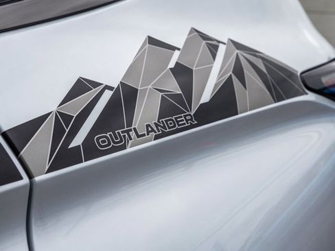 New 2025 Mitsubishi Outlander image 13