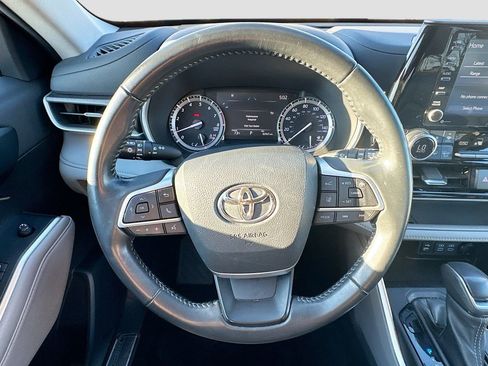 Used 2022 Toyota Highlander XLE image 12