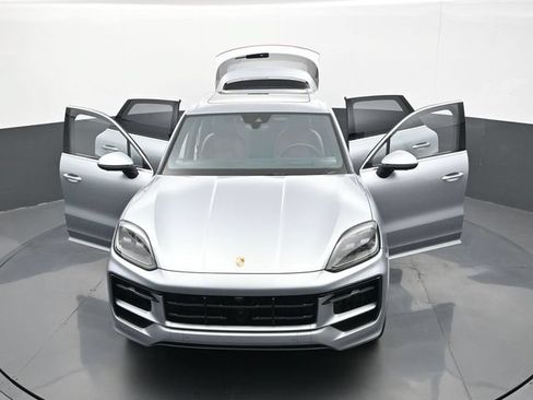 Certified 2024 Porsche Cayenne AWD/4WD image 31